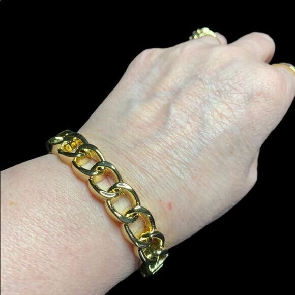 Chain detail bangle goldtone spring open / closure - Picture 3 of 4